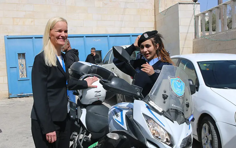 Karin Limdal vid polismotorcykel i Palestina.